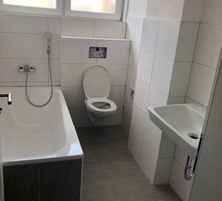 Komplett renovierte 2 Zimmer Wohnung mit Balkon.