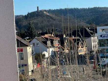 2-Zimmer-DG-Wohnung mit seitlichen Burgenblick mit EBK. Möbliert oder unmöbliert zu vermieten.