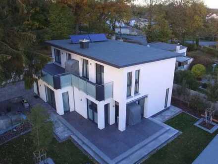 Das weisse Haus in der weissen Stadt Putbus auf der Insel Rügen, direkt am Schlosspark