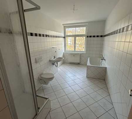 Große 3-Zimmer mit Wanne, Dusche, AR, neuem Laminat und Balkon in ruhiger Lage!