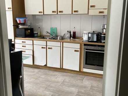 Kernsanierte und gut geschnittene Wohnung mit Balkon