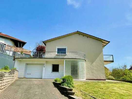 Wohnhaus mit Garage und Garten in ruhiger Lage