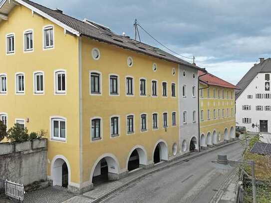 Geräumiges Reihenmittelhaus mit zwei Wohnungen und Gewerbeeinheit im Herzen von Ebersberg