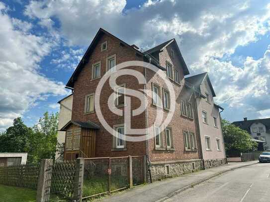 Immobilie mit Entwicklungspotential - Wohnhaus (WF ca. 150 m²) in ruhiger Lage in Oberkotzau - Hand