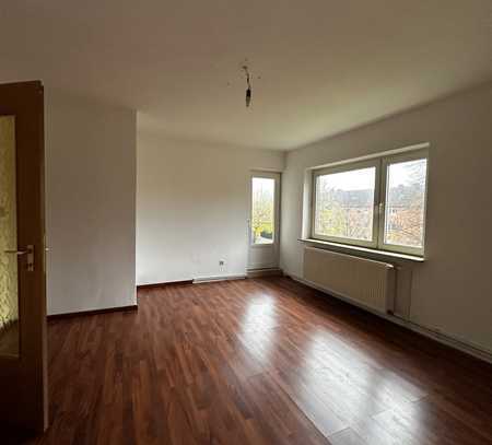 Sanierungsbedürftige Wohnung mit Balkon und Stellplatz in bester Lage