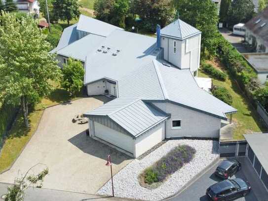 Villenartiges Einfamilienanwesen auf weitläufigem Gartengrundstück!