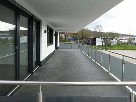 AUMÜLLER-Immobilien - Moderne 2-Zi-EG-Wohnung in zentraler ruhiger Lage mit großer Terrasse