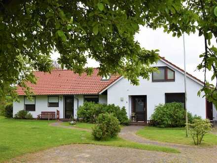 Haus am See mit Hauptwohnung + 2 FeWo, unverbaubarer Blick