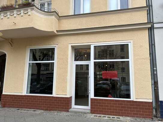 Laden mit 2 Schaufenster in der Suarezstr.