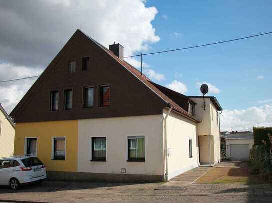 Doppelhaushälfte mit wunderschönem Garten und Garage in Spiesen-Elversberg - sofort bezugsfrei!