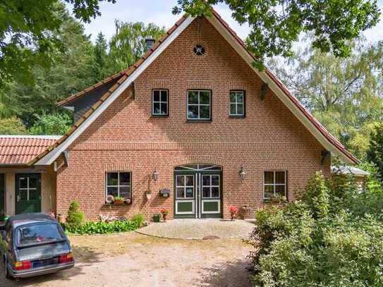 Stilvoll saniertes Bauernhaus mit Park und Waldstück