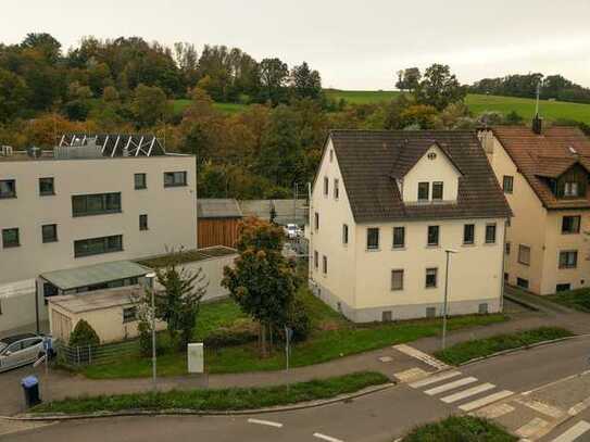 Charmantes 3-Familienhaus mit Ausbaupotenzial, Garage, Scheune und Gewölbekeller in zentraler Lage.