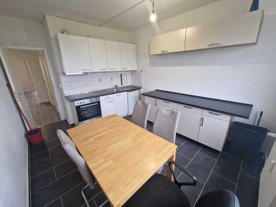 **TEILMÖBILIERTE WOHNUNG** 3-Zimmer-Wohnung // Einbauküche //Balkon // Bad mit Dusche und Wanne