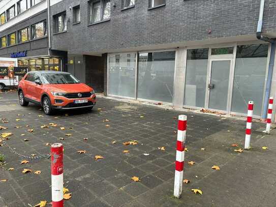 Schöne Ladenfläche mit großer Fensterfront und Außenplätzen