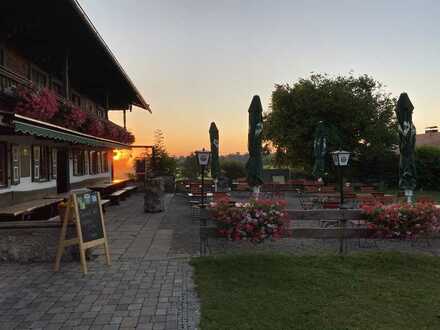 Gaststätte im denkmalgeschützten Bauernhaus mit großem Biergarten