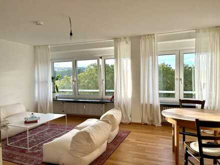 Modernisierte Wohnung mit zwei Zimmern, Blick in den Park, sowie Balkon und Einbauküche in Stuttgart