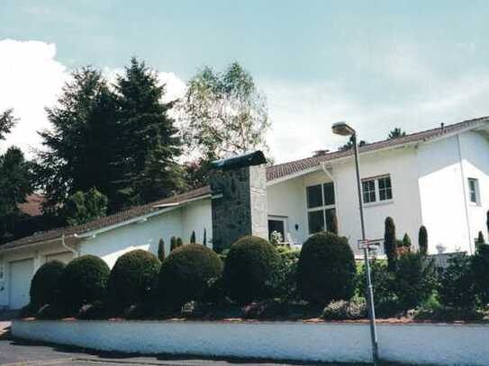 Villa mit Außenpool, Doppelgarage und unverbaubarem Blick