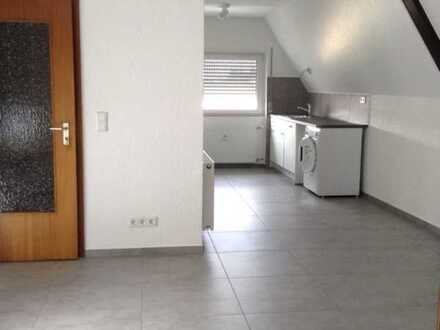 Neuwertige 2-Zimmer-DG-Wohnung mit Balkon, Einbauküche, Waschmaschine und Trockner!
