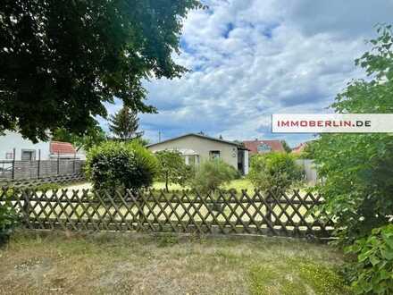 IMMOBERLIN.DE - Schöner Bungalow mit Pool in guter Ortslage