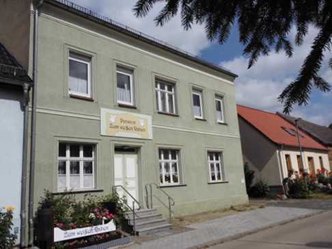 Charmante Pension im Dorfzentrum – mit Saal und weiterer Ausbaureserve