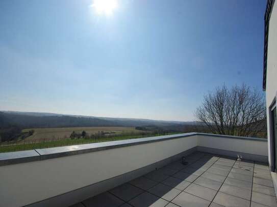 Lebensqualität für gehobene Ansprüche: Traumküche, TV, Balkon mit Panoramablick