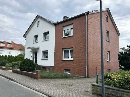 Zweifamilienhaus mit 2 Garagen!