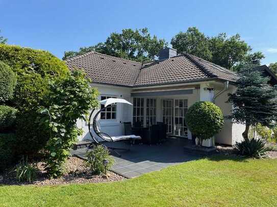 Neuwertiger,lichtdurchfluteter Bungalow mit Atelier(separat vermietbar),2 Garagen- u. 2 Stellplätzen