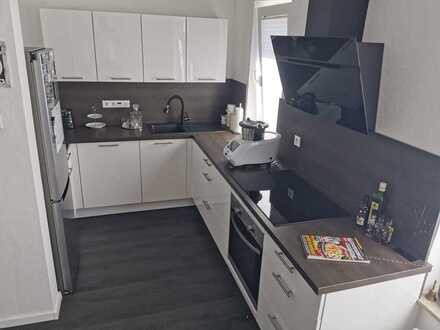 Modernisierte Hochparterre-Wohnung 2,5 Zimmer EBK Terasse Keller Badewanne Ankleide Vinyl