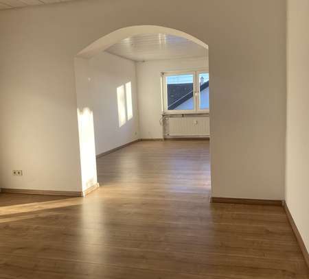 Helle 4 Zimmer Wohnung mit 2 großen Balkonen in ruhiger Lage, 120 m2