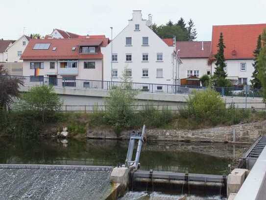 Gepflegtes 3 Fam. Haus mit großem Nebengebäude.