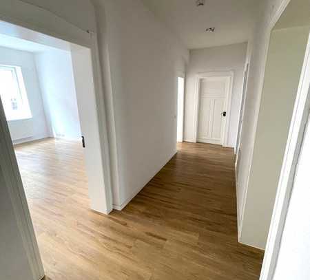 EBK mögl.! . Großer Balkon* modernes Laminat* Wanne + Dusche*