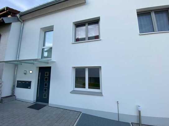 Erstbezug gehobene 3 Zimmer Wohnung im EG mit EBK und Terasse