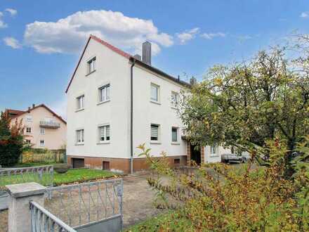 Zweifamilienhaus mit Garten, großem Hof, 3 Garagen, Dachgeschosswohnung und Modernisierungsbedarf