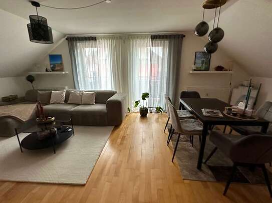 Dachgeschosswohnung mit drei Zimmern sowie Balkon und EBK in Linkenheim-Hochstetten