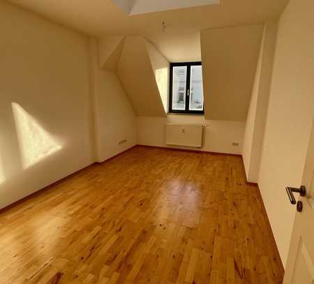 Sanierte 2- Zimmer Altbau-Wohnung mit Parkett + viel Tageslicht