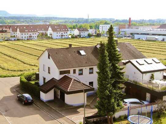 Eleganz trifft auf Gemütlichkeit: 6,5-Zimmer-Terrassenwohnung mit 2 Balkonen, Wintergarten & Garage