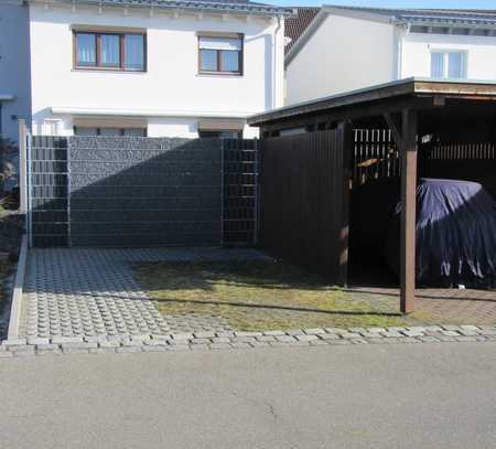 Schönes Doppelhaus in RT-Rommelsbach in ruhiger Wohnlage mit Carport und Abstellplatz