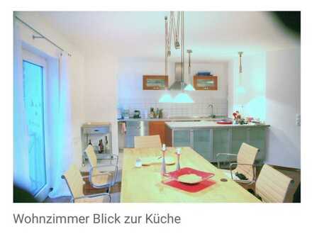 Stilvolle 2-Zimmer-DG-Wohnung mit Balkon und Einbauküche in Darmstadt