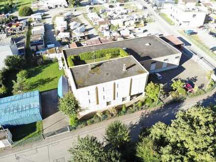 Bürogebäude mit großzügiger Betriebsleiter-
Wohnung und geräumiger Produktionshalle