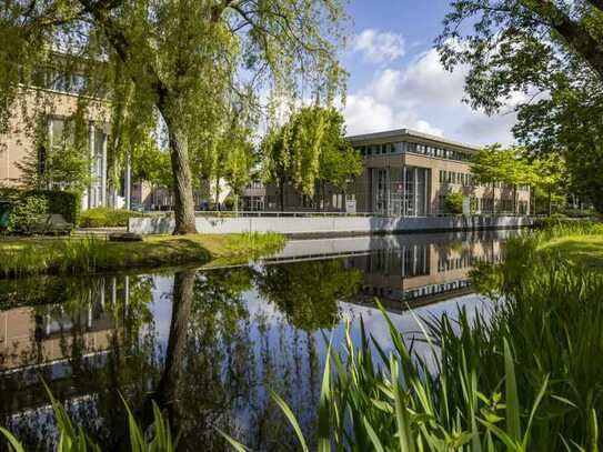 Idyllische Außenanlagen: Alte Bäume und Teich schaffen repräsentatives Ambiente für Ihr Unternehmen