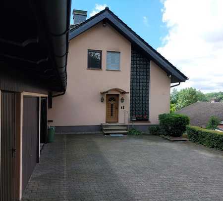 Renovierte, helle Drei-Zimmer-Wohnung im DG (1. OG) mit Balkon und Garage