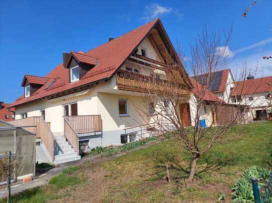 Geräumiges Zweifamilienhaus in schöner Landlage