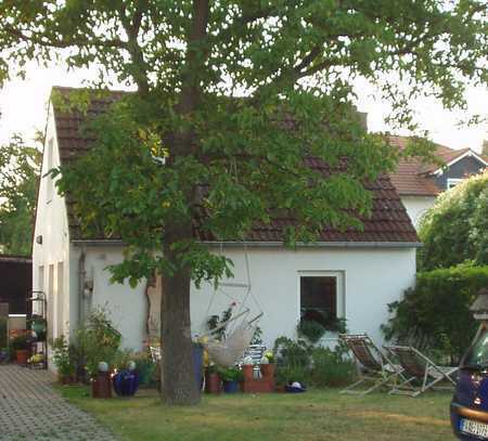 2 Wohneinheiten : Freistehendes kleines Haus mit 2ZKB sowie 2-Zi-Souterrain im HauptGebäude nebenan