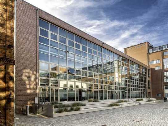 Modernes Bürohaus im historischen Gewerbehof in Berlin-Charlottenburg, Spreelage