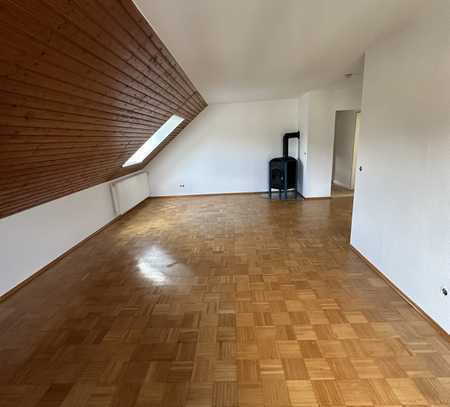 Vollständig renovierte Wohnung mit drei Zimmern sowie Balkon und Einbauküche in Glattbach