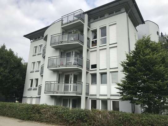 Sehr schöne Erdgeschosswohnung mit großem Garten, großer überdachter Terrasse und Einbauküche