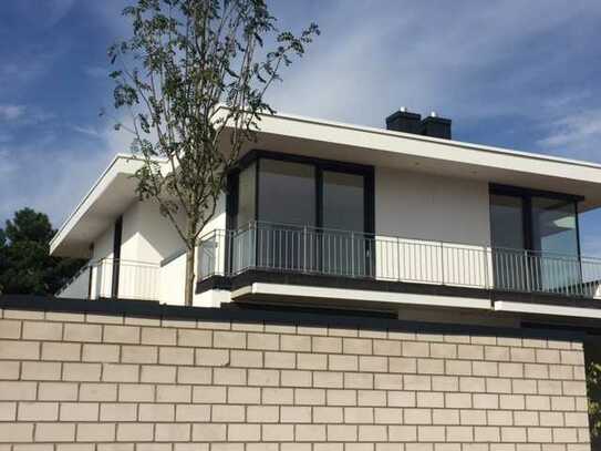 ISD - ST. GEORG SCHOOL - NÄHE - modernes Haus mit offener Einbauküche und Kamin