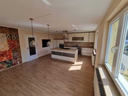 Traumhafte, helle, Maisonettewohnung mit Balkon,Einbauküche, Kamin mit Blick ins Grüne