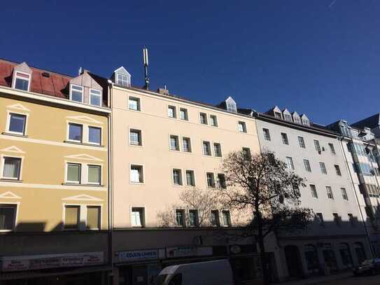 Vollständig renovierte 3-Raum-Wohnung und Küche, Bad, Balkon und Einbauküche in München-Haidhausen