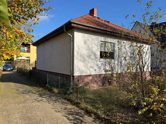 Sehr schönes Grundstück in Toplage Berlin-Heiligensee mit kleinem Bungalow